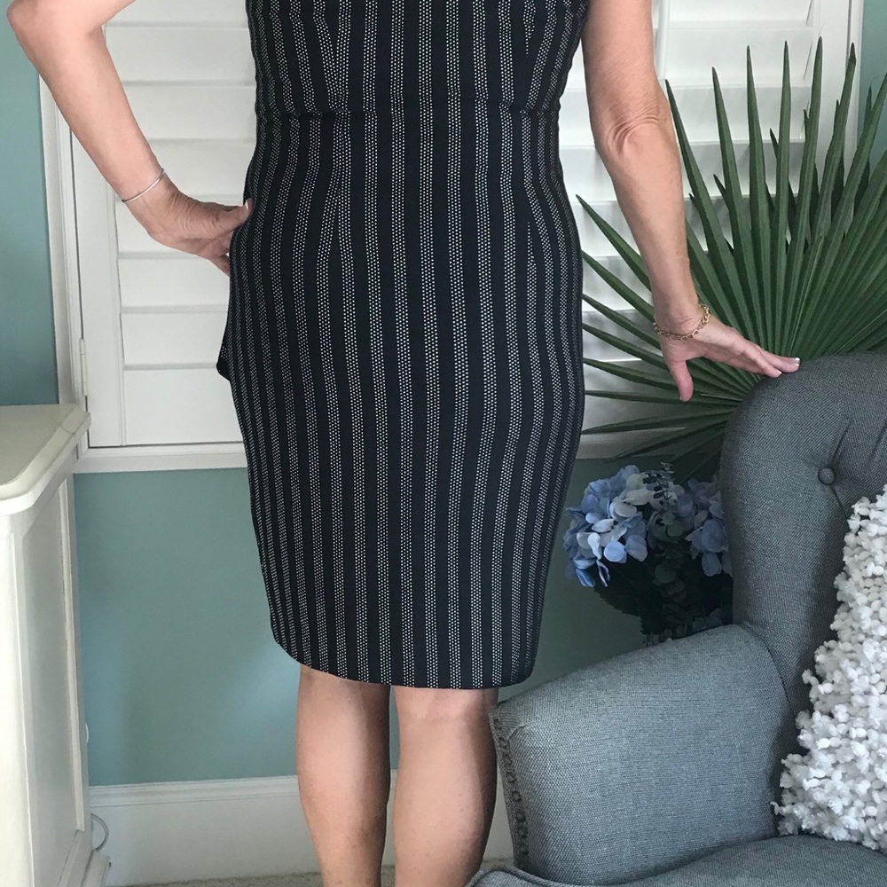 Cache Wrap Dress - Picture 3 of 5